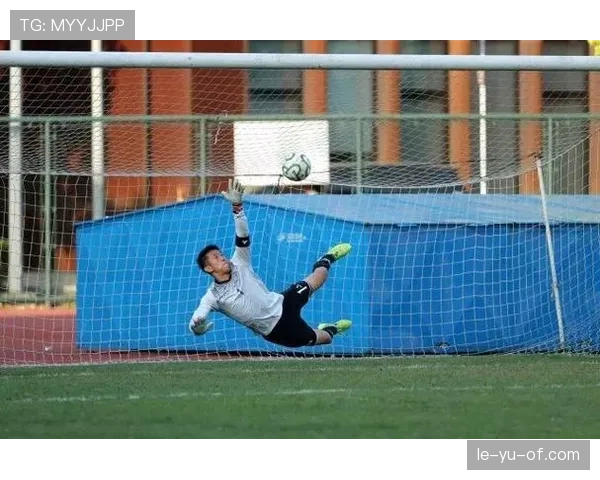 马尔基尼奥斯空中对抗展现王者风范，防守端稳如磐石