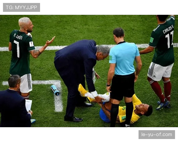 内马尔世界杯滚地争议再起风波，裁判判罚引球迷热议