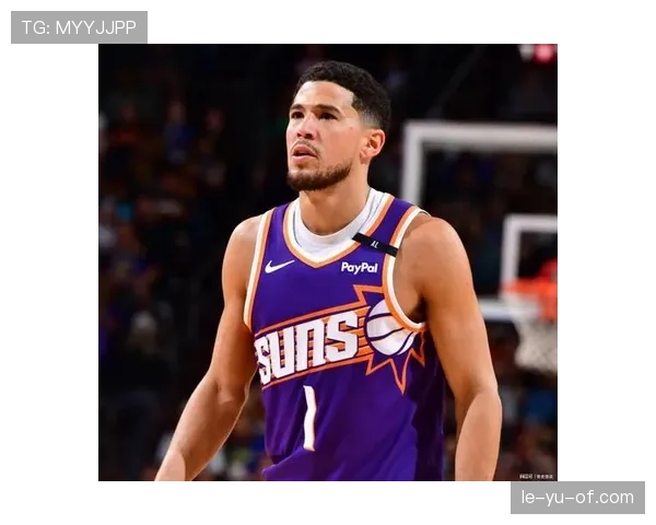 德文·布克场下穿高定喝冰美式的样子，真不像刚拿顶薪的人